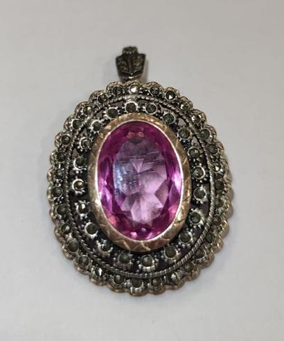 BROCHE faisant pendant en argent ornée de...