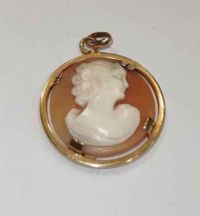PENDENTIF en or jaune 750° ornée d'un camée...