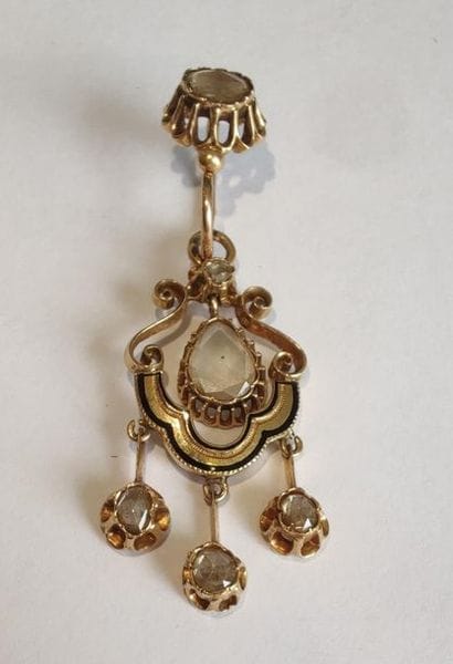 EARRINGS EARRINGS alone decorated with roses...