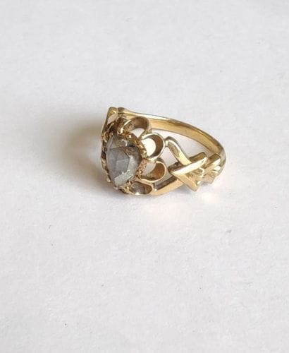 RING in 750° yellow gold decorated with a...