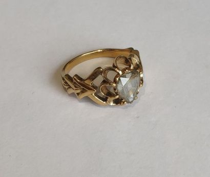 RING in 750° yellow gold decorated with a...