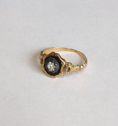 RING in 750° yellow gold decorated with a...