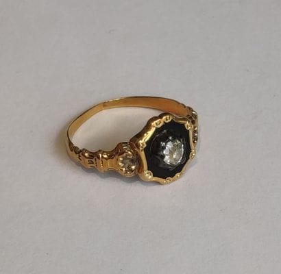 RING in 750° yellow gold decorated with a...