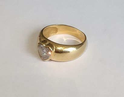 RING in 750° yellow gold decorated with a...