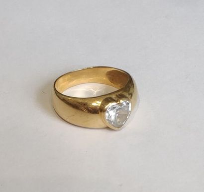 RING in 750° yellow gold decorated with a...