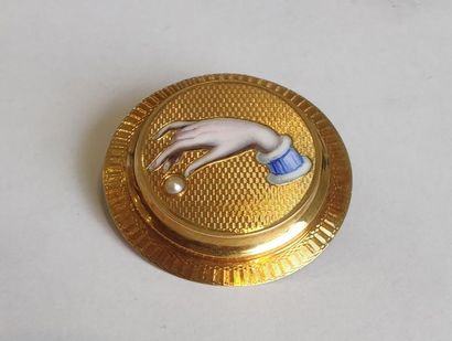 Circular 750° yellow gold brooch decorated...