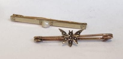 GOLD YELLOW AND PEARL BAPTEM BARETTE A metal...