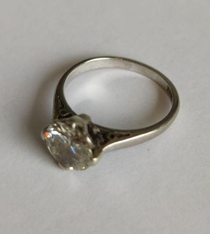 BAGUE solitaire en or gris 750° ornée d'un...