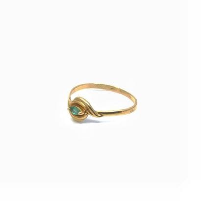 BAGUE fine en or jaune 750° ornée d'une émeraude...