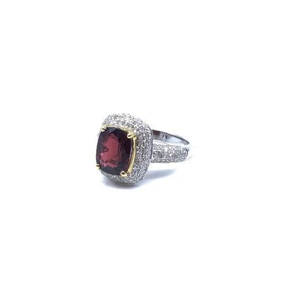 BAGUE en or deux tons ornée d'un spinelle...