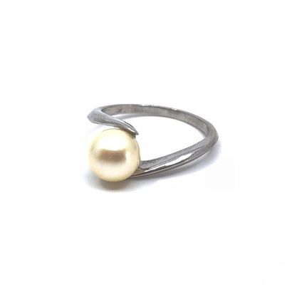 BAGUE en or gris 750° ornée d'une perle de...