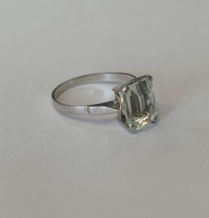 BAGUE en or gris 750° ornée d'une aigue-marine...