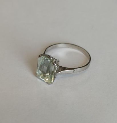 BAGUE en or gris 750° ornée d'une aigue-marine...