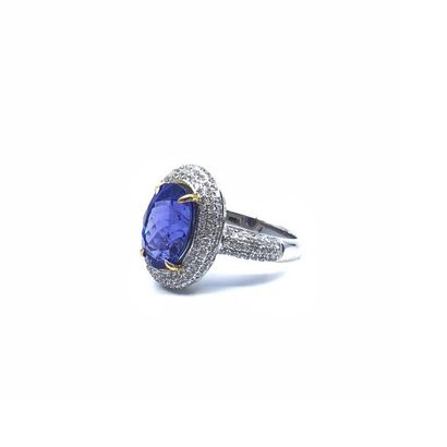 BAGUE en or deux tons ornée d'une tanzanite...
