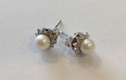 PAIRE de boucles d'oreilles en or gris 750°...