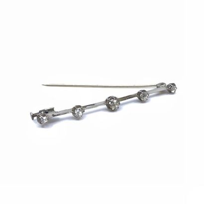 BROCHE en argent ornée de cinq diamants coussin...