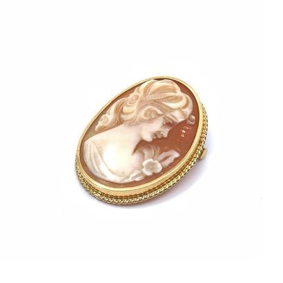 Pendentif broche camée coquille en or jaune...