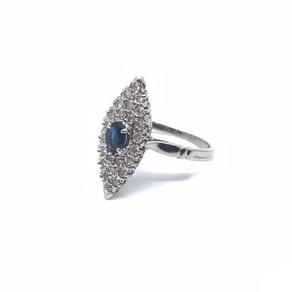 BAGUE marquise en or gris 750 ornée en son...