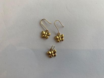 PAIRE de boucle d'oreilles et son pendentif...