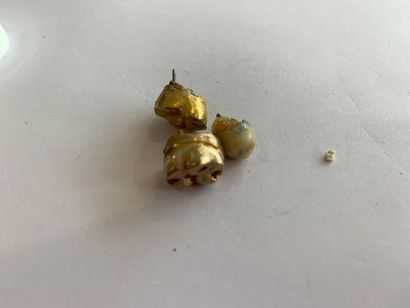 Lot de débris dentaire en or jaune 
Poids...