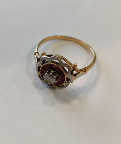 BAGUE en or deux tons ornée d’un diamant...