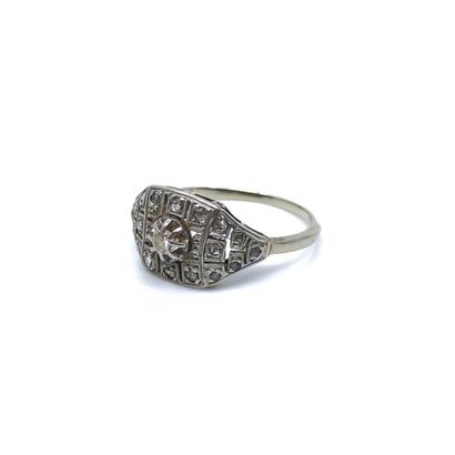 BAGUE en or gris 750° ornée d'un diamant...
