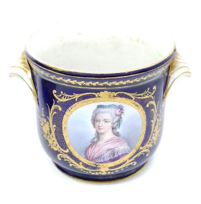 Dans le goût de SEVRES 
PAIRE de rafraichissoire...