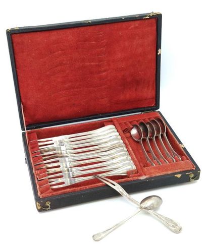 CHRISTOFLE 
Dans un coffret :
Un service...