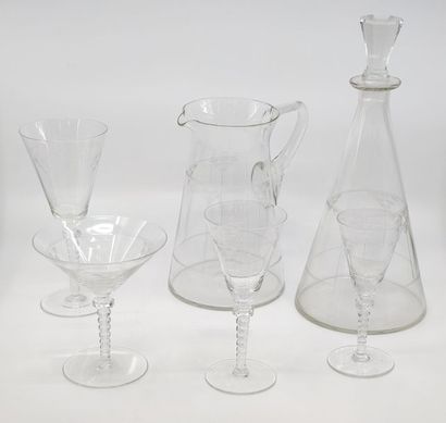 SERVICE DE VERRES EN CRISTAL gravé à décor...