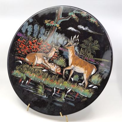 LONGWY-PLAT à décor de cervidés sur fond...