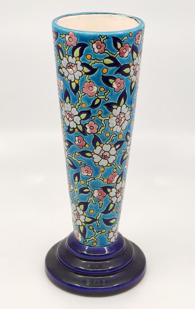 LONGWY-VASE à décor floral forme cône sur...