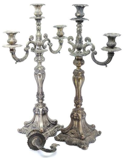 IMPORTANTE PAIRE de bougeoirs en argent formant...