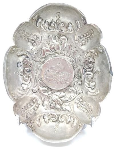 COUPE en métal argenté tripodes ornée d'une...