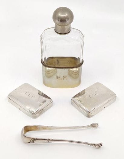DEUX couvercles en argent monogrammés ELF
Flasque...