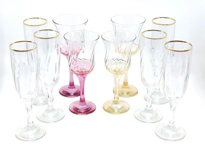 QUATRE verres à eau et vin sur pieds en verre...