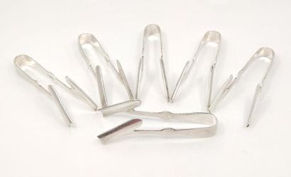 SIX pinces à cotelettes en métal argenté...