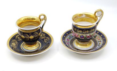 PARIS 
Tasse et sous- tasse en porcelaine...