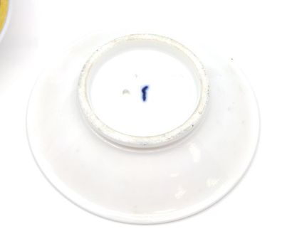 PARIS 
Tasse et sous- tasse en porcelaine...