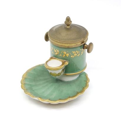 ENCRIER à système breveté
en porcelaine blanche...