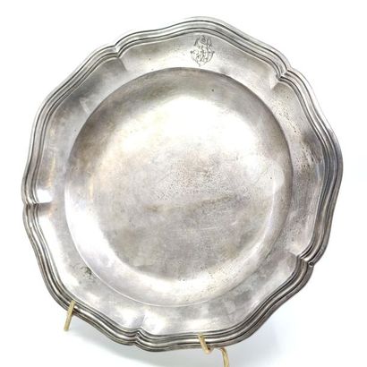 PLAT rond creux en argent, contours mouvementés...