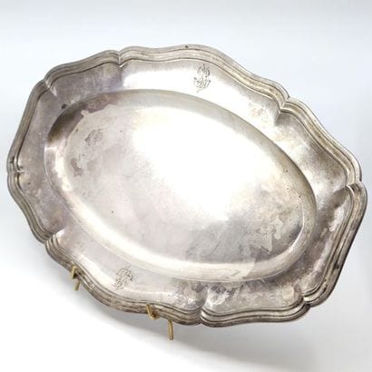 PLAT oblong creux en argent, contours mouvementés...