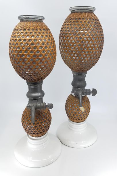 DEUX SIPHONS ovoïdes eau de seltz
Corps double...