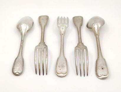 LOT D'ARGENT, comprenant :
- Trois fourchettes...