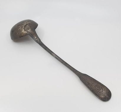 LOUCHE en argent, modèle au filet
Monogrammée...