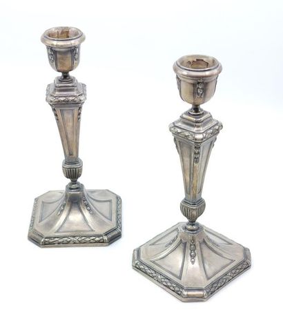 PAIRE de bougeoirs en métal argenté à décor...