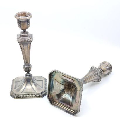PAIRE de bougeoirs en métal argenté à décor...