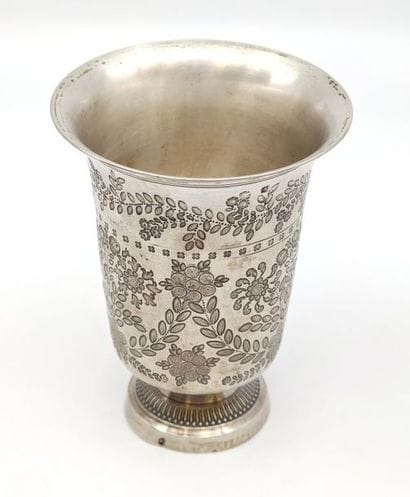GRAND GOBELET en argent à décor de fleurs...