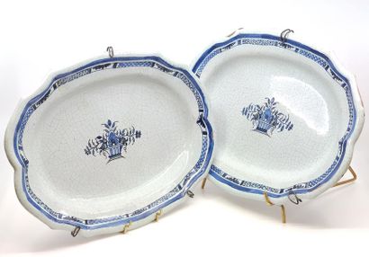 TROIS plats ovales à bords chantournés en...