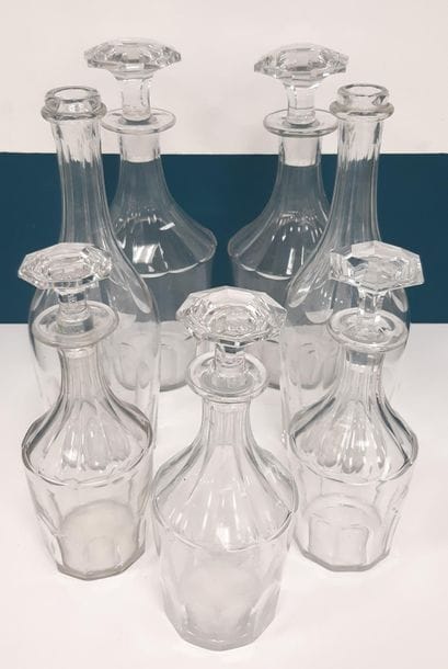 Dans le goût BACCARAT :
Deux carafes en verre...