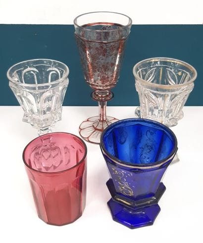QUATRE verres en verre moulé et coloré à...